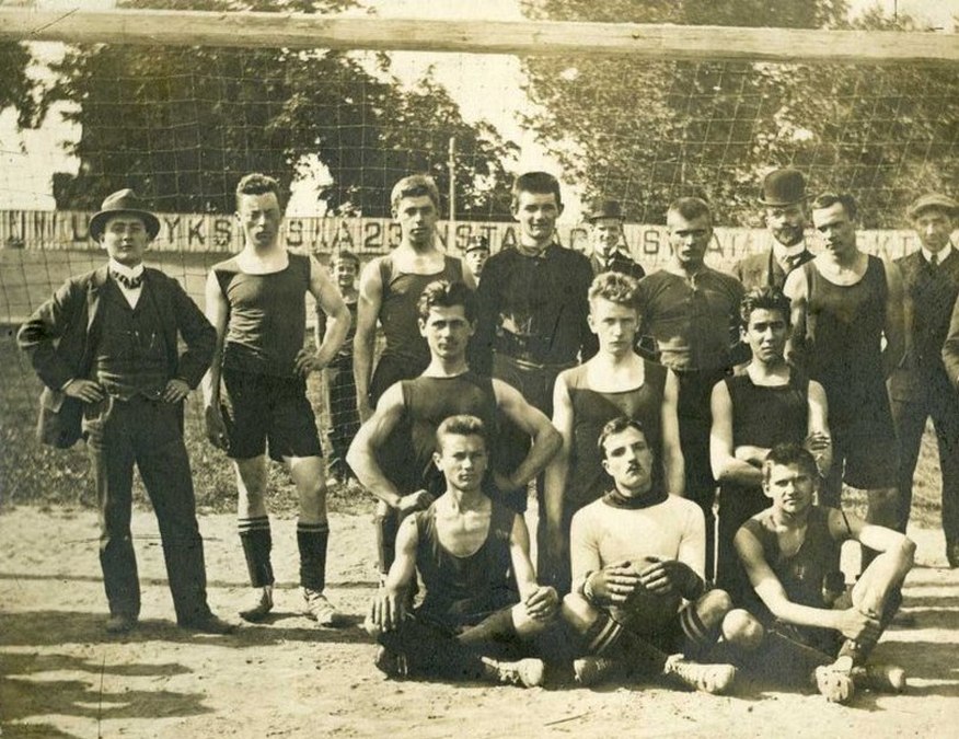 Persha futbolna komanda pri Akademichnij gimnaziyi u Lvovi