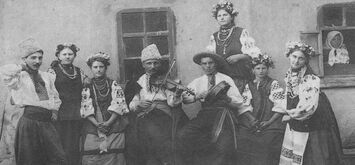 Як виглядали українки 100 років тому: вишиті вбрання, намиста і розкішні вінки